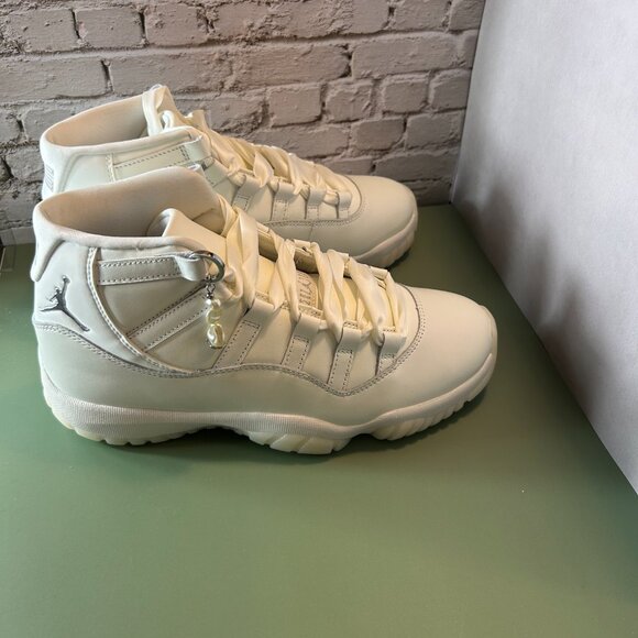 AIR JORDAN RETRO 11 (WOMEN) (10) - Picture 7 of 13